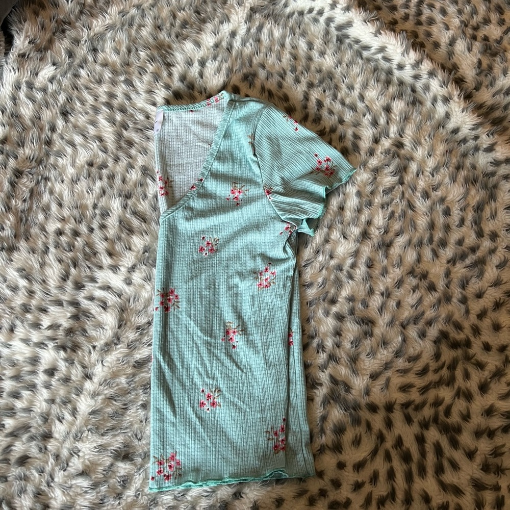 Cute Spring Floral Top - Picture 2 of 3